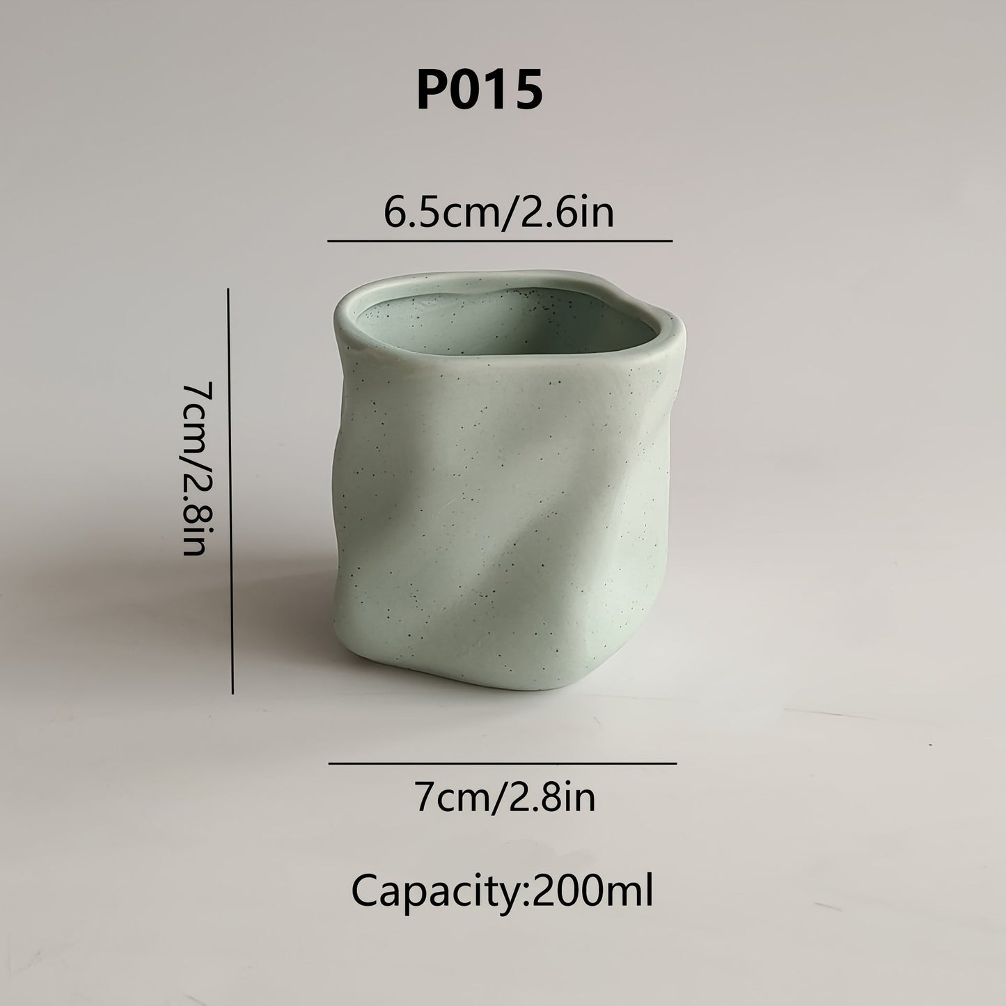 מחזיק נר קרמי בעיצוב גאומטרי – טאץ' חמים ומינימליסטי לכל פינה