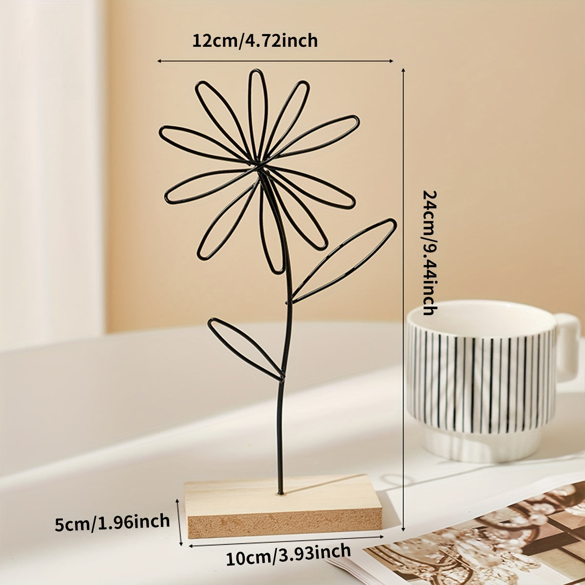 זוג פסלי פרחים מינימליסטיים – קווי מתכת שחורים על בסיס עץ