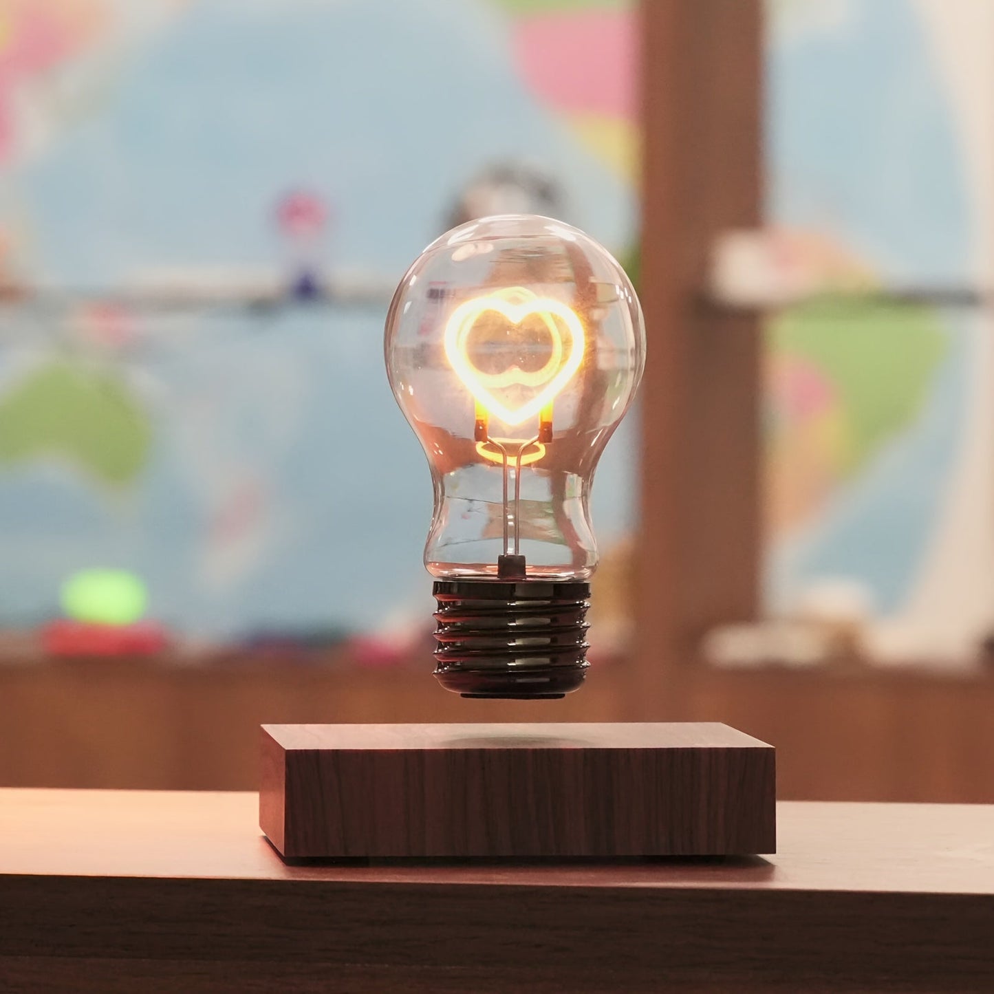 נורת לב מרחפת — מנורת שולחן רומנטית בנגיעה