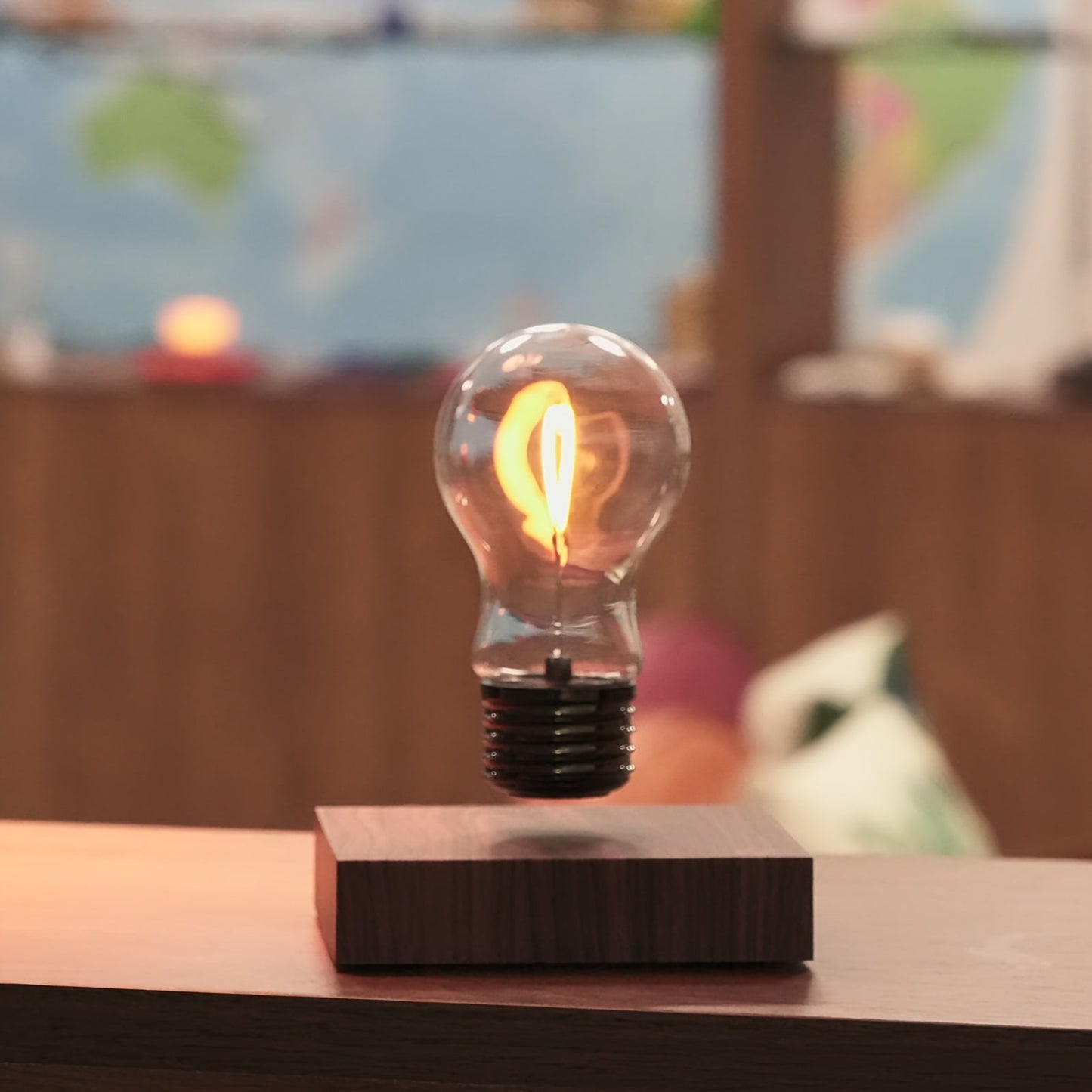 נורת לב מרחפת — מנורת שולחן רומנטית בנגיעה