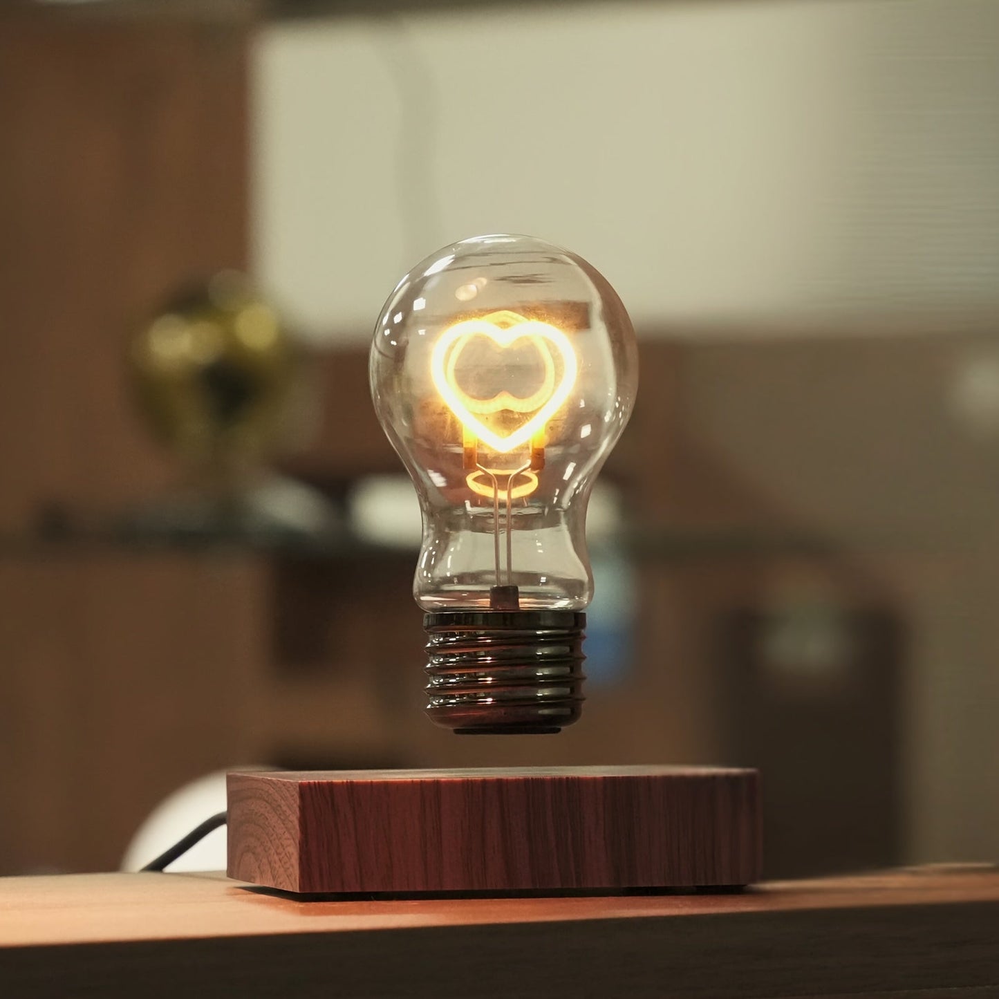 נורת לב מרחפת — מנורת שולחן רומנטית בנגיעה