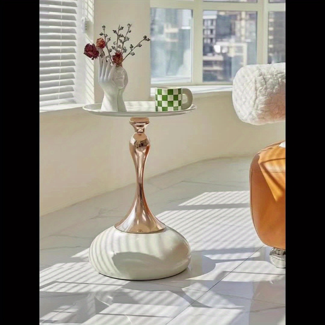 שולחן צד “טיפה” – מתכת עם גימור זהב שמאיר את הסלון