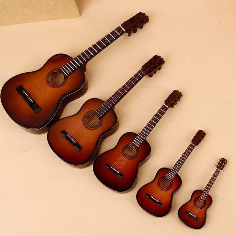 גיטרה מיניאטורית מעץ — עם מעמד וקופסה — פריט נוי שמנגן על הנוסטלגיה