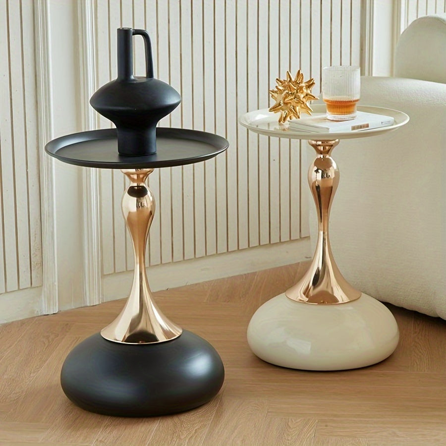 שולחן צד “טיפה” – מתכת עם גימור זהב שמאיר את הסלון