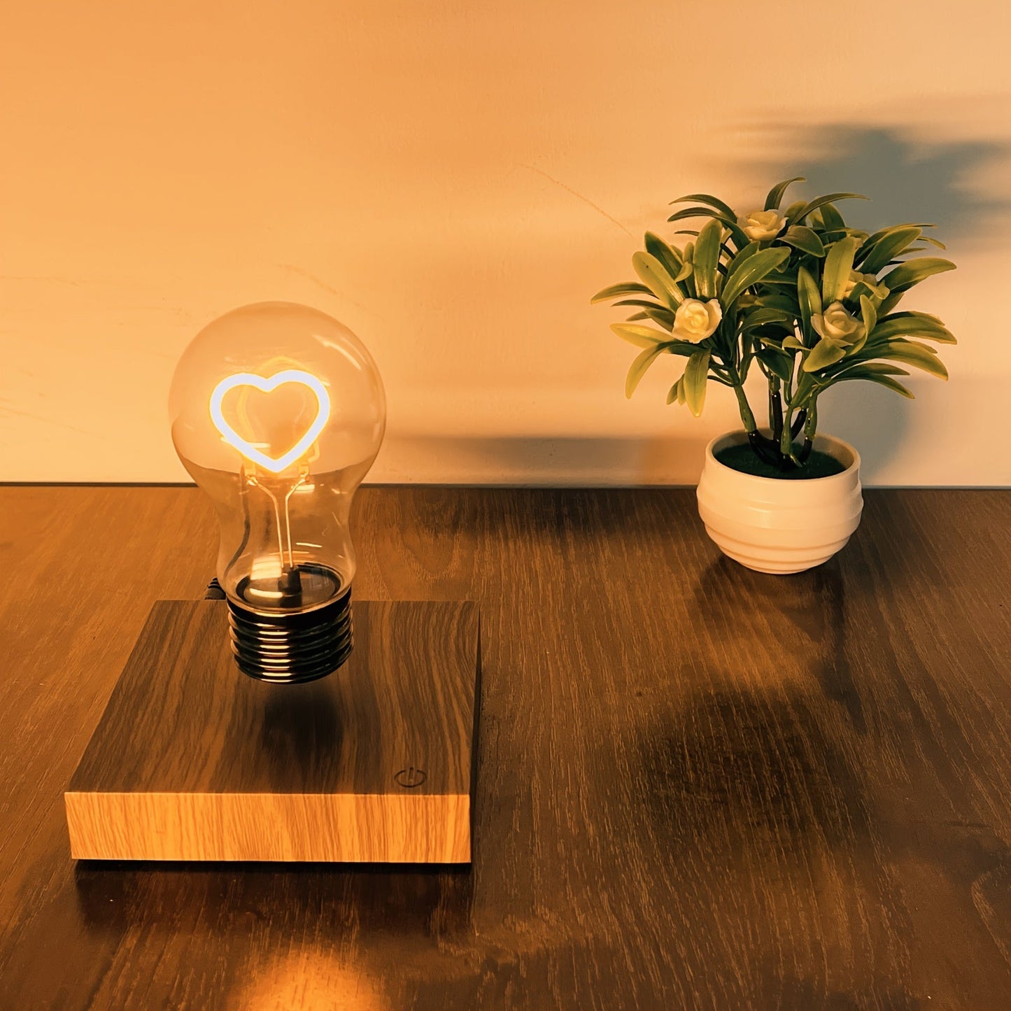 נורת לב מרחפת — מנורת שולחן רומנטית בנגיעה