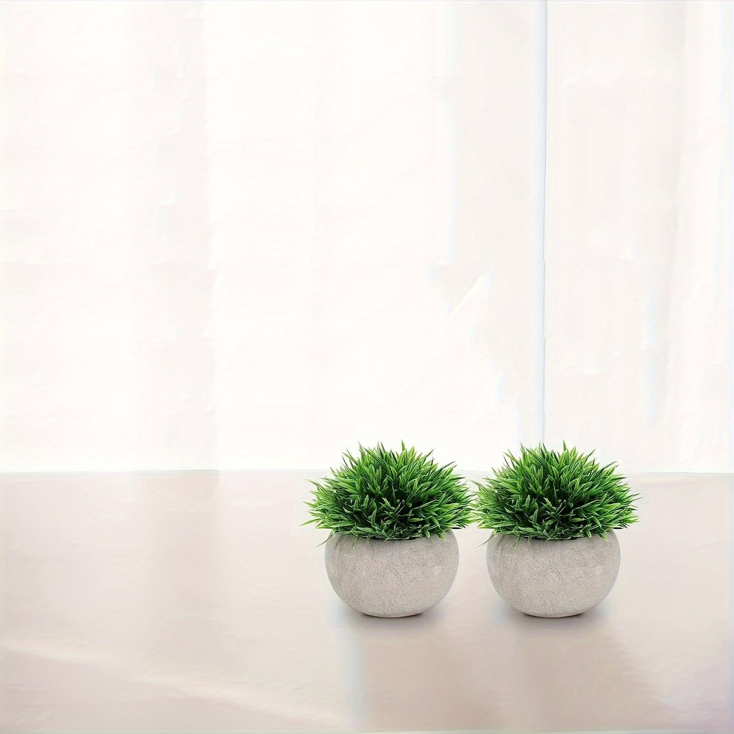 זוג עציצי ירוק מלאכותי בעציצי “בטון” אפור – קטנים, רעננים ותמיד נראים מושלם