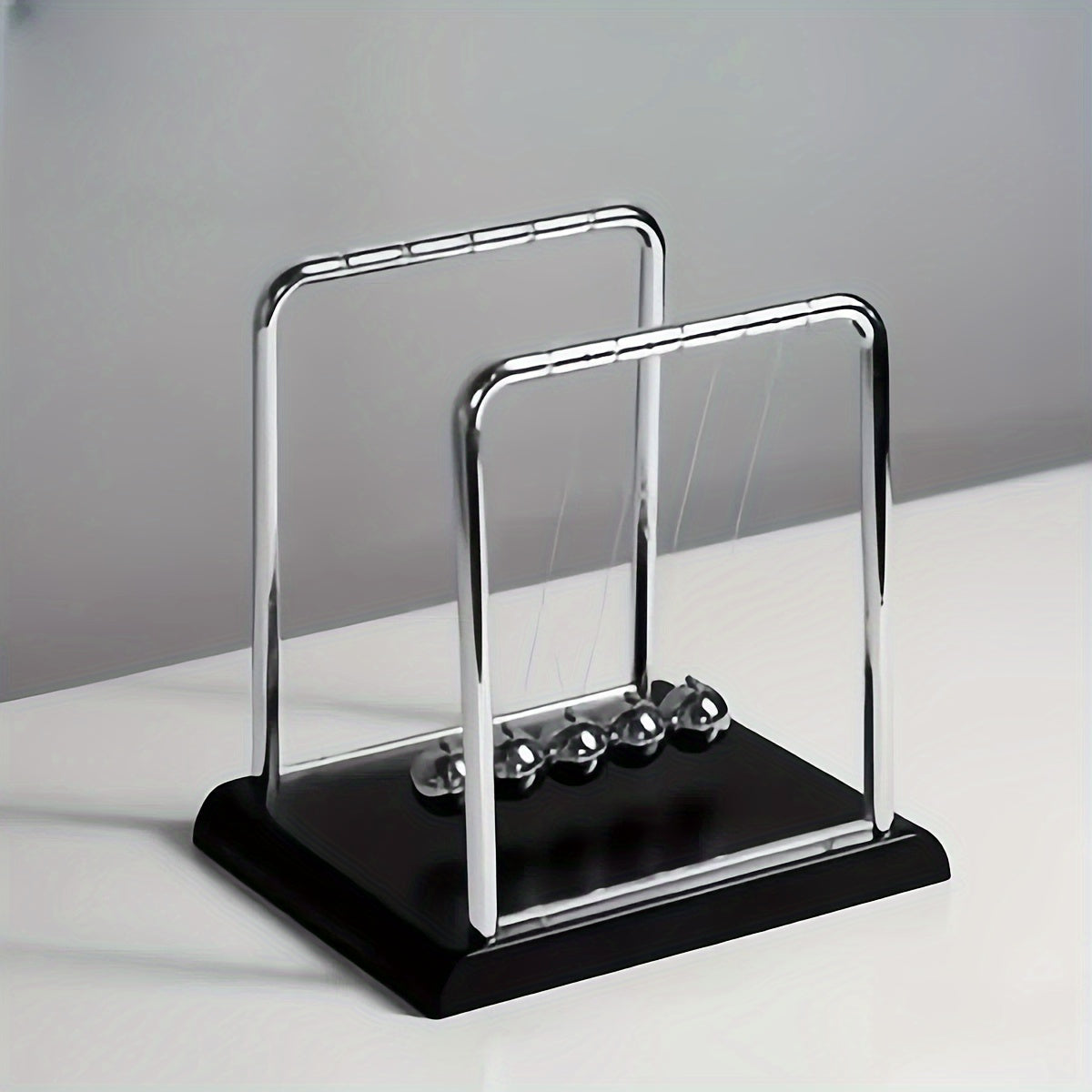 נדנדת ניוטון בעיצוב מודרני – נגיעה של סדר ושקט לכל חלל