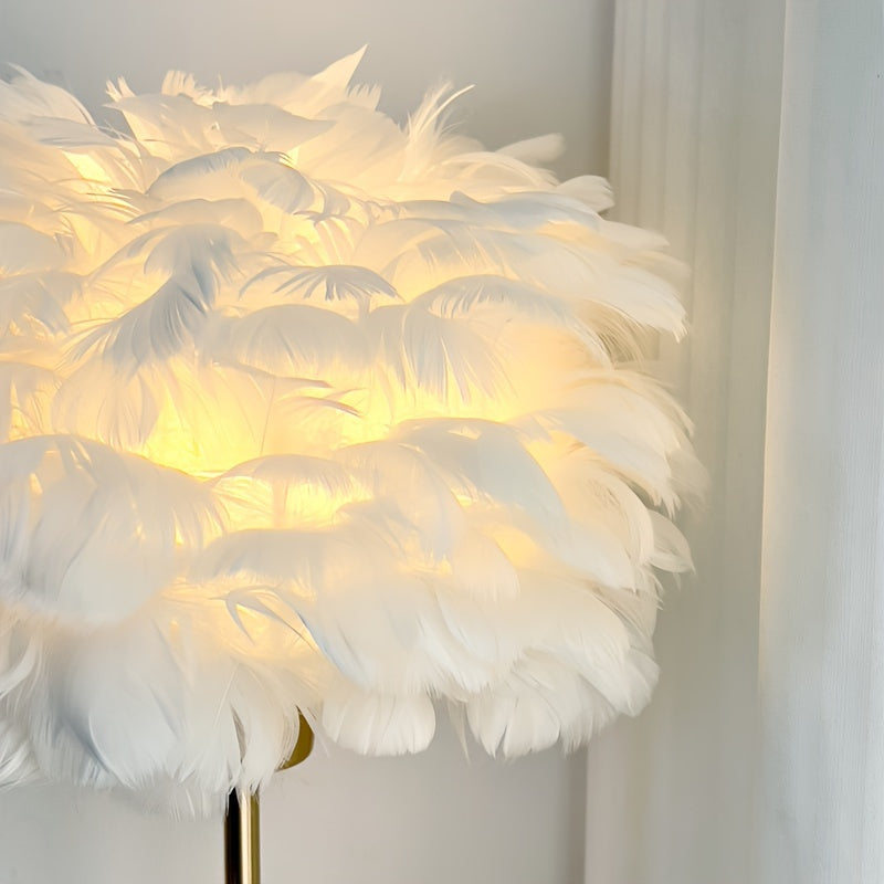 מנורת נוצות מוזהבת — האור הרומנטי של חדר השינה