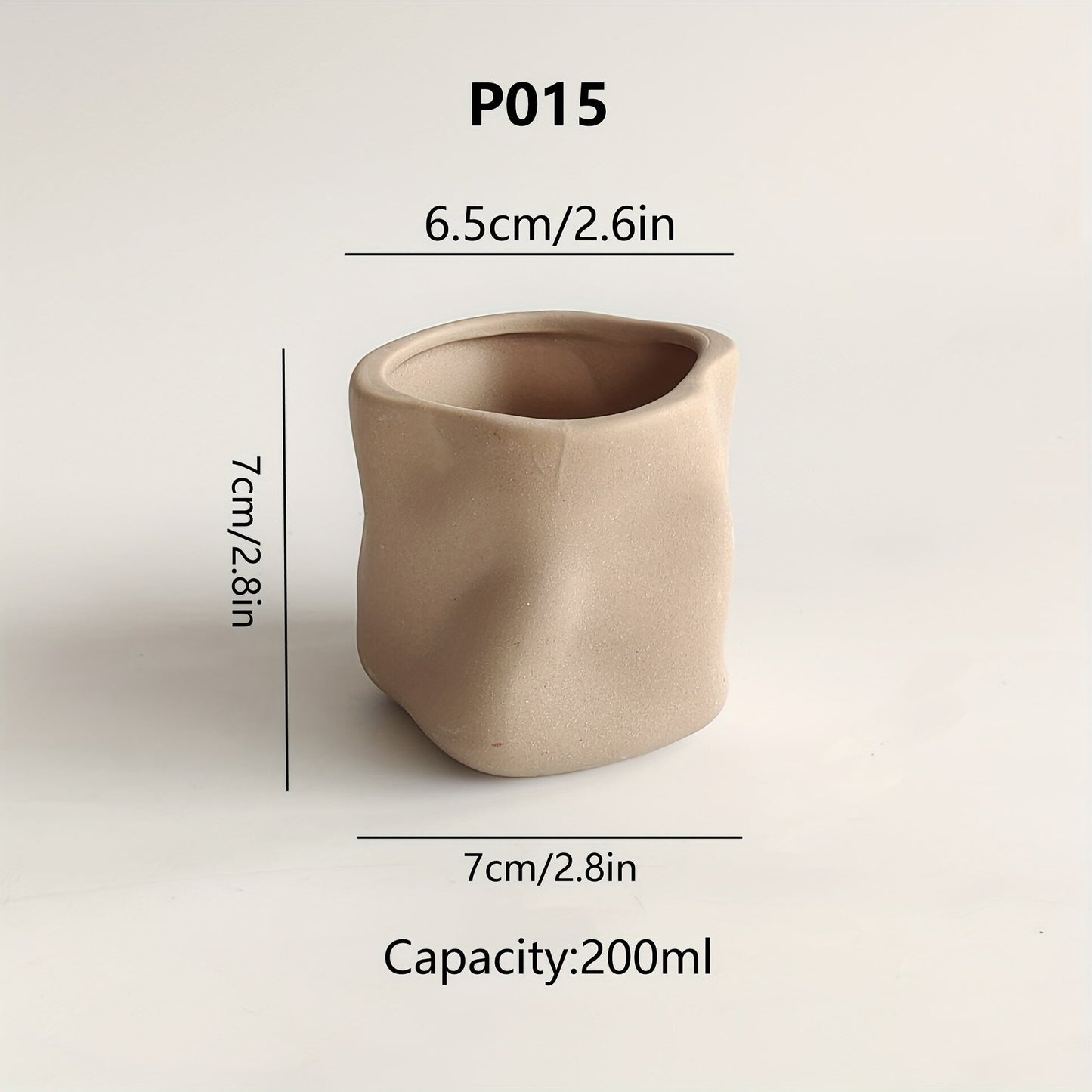 מחזיק נר קרמי בעיצוב גאומטרי – טאץ' חמים ומינימליסטי לכל פינה