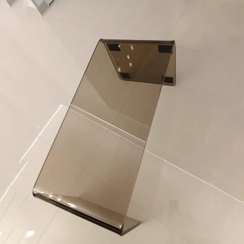 שולחן צד אקרילי בצורת C — לגעת בעיצוב בלי לתפוס מקום