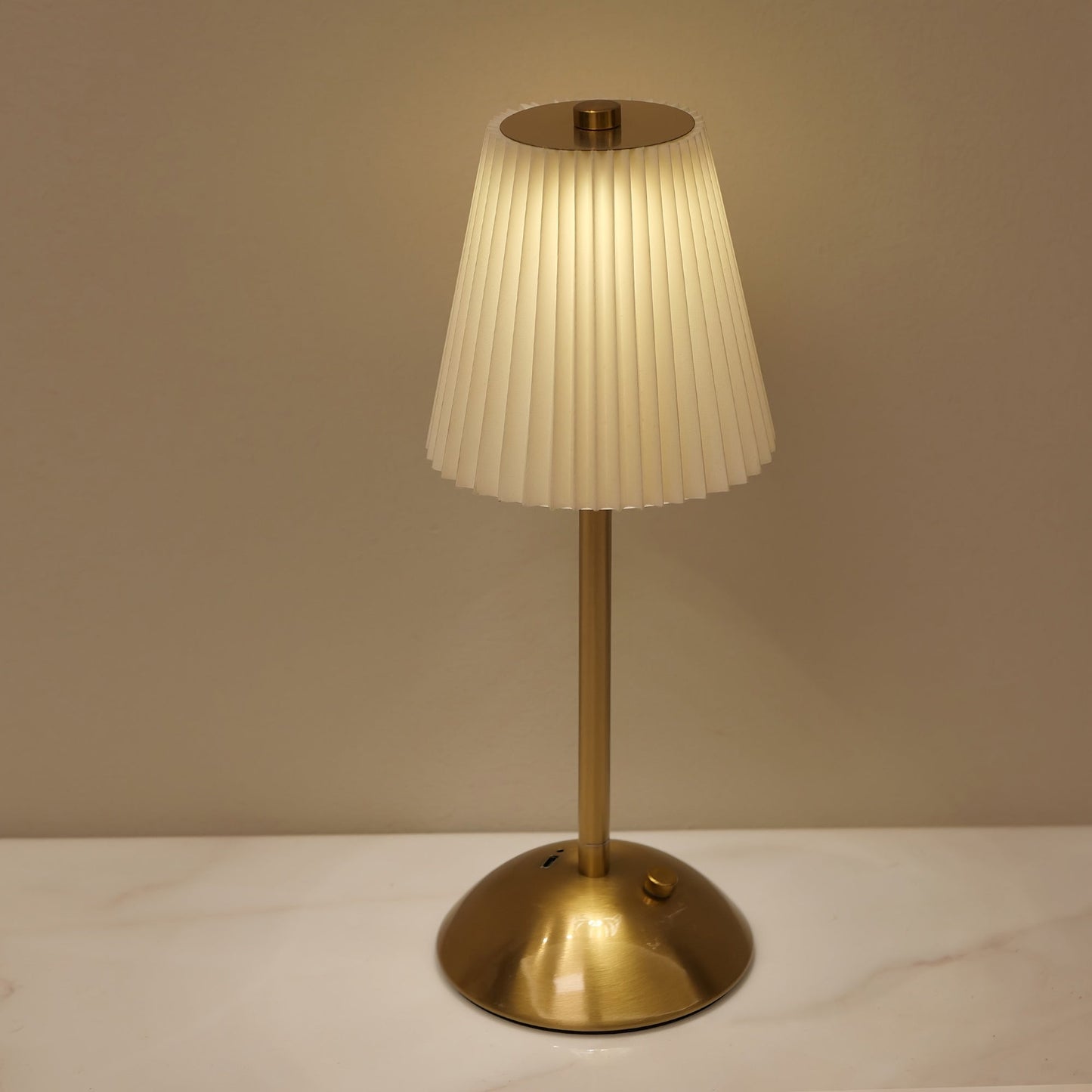 מנורת פליסה נורדית נטענת — נגיעה אחת וכל החדר רגוע