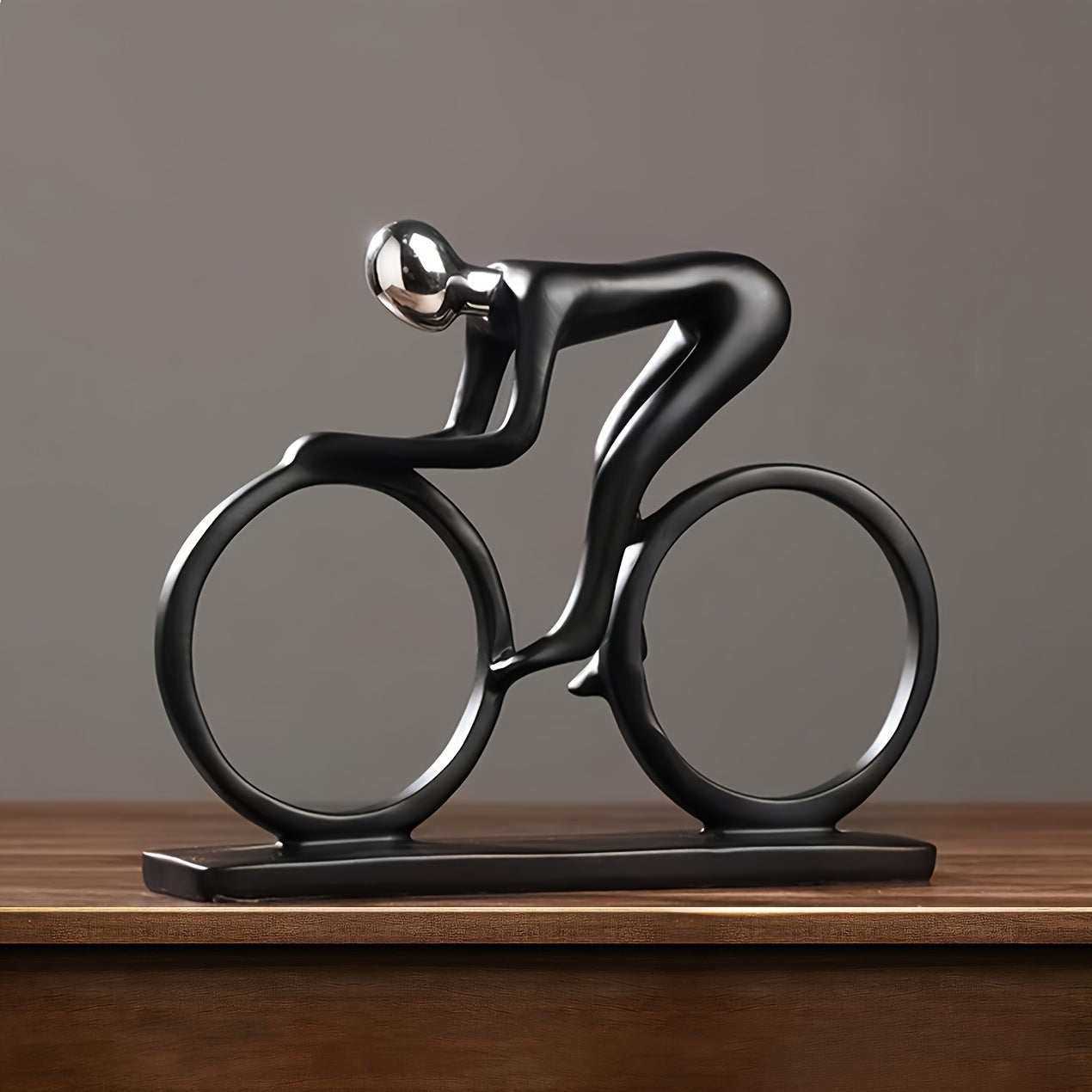 פסל רוכב אופניים — נגיעה מודרנית שמשמחת את החלל