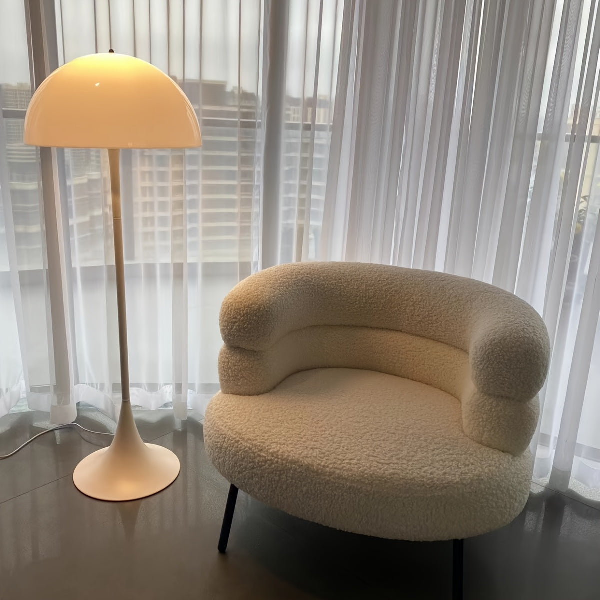 כורסא מעוגלת מפלוש — מושלמת לפינת איפור, סלון או מרפסת