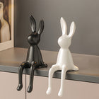 פסלון ארנב יושב – יופי עדין למדף, לשולחן ולמרפסת