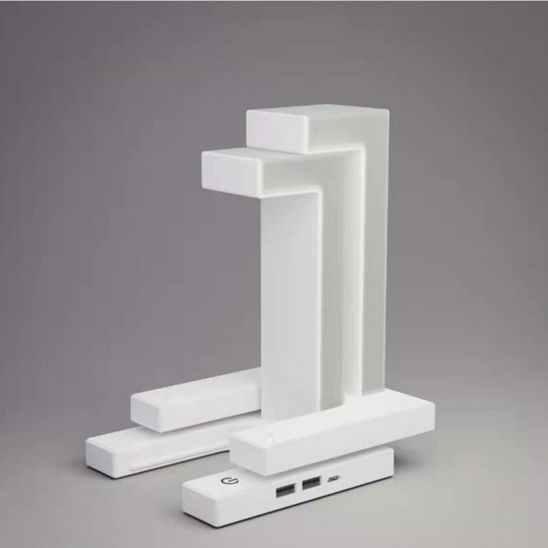 מנורת שולחן “אנטי-גרביטי” – מדף מרחף, אור רך וטעינה אלחוטית