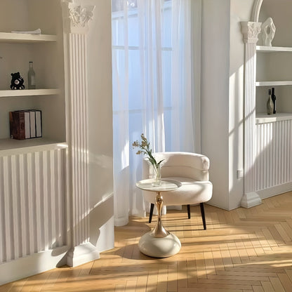 שולחן צד “טיפה” – מתכת עם גימור זהב שמאיר את הסלון