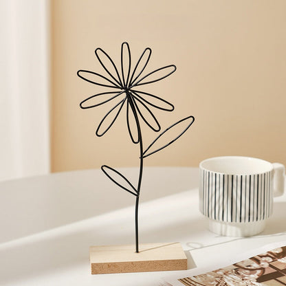 זוג פסלי פרחים מינימליסטיים – קווי מתכת שחורים על בסיס עץ