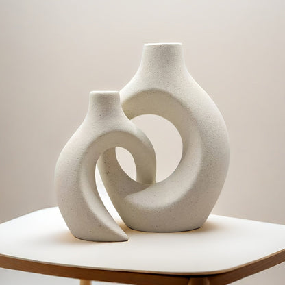 אגרטל קרמי אבסטרקטי – מינימליזם חם שמרכך את החלל