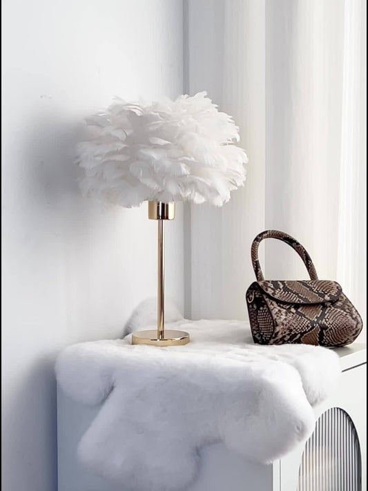 מנורת נוצות מוזהבת — האור הרומנטי של חדר השינה