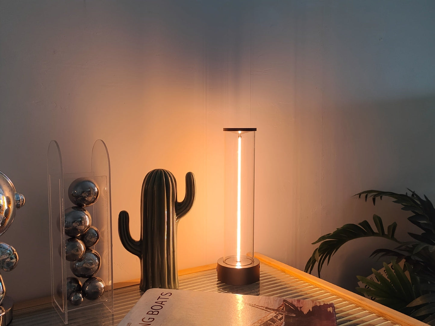 מנורת טאצ’ נטענת – מינימליסטית, חמה ומרגיעה