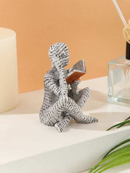 פסלון “קוראת שקועה” — נגיעה של תרבות במדף