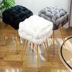 הדום/שרפרף ארוג בסגנון מודרני — רגלי מתכת מוזהבות וריפוד קטיפתי