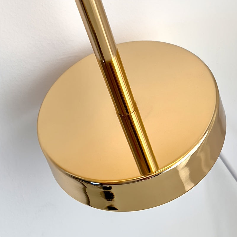 מנורת נוצות מוזהבת — האור הרומנטי של חדר השינה