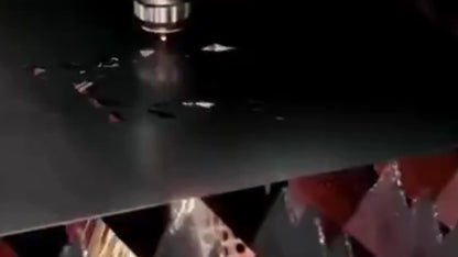 שלט קיר מתכת בעברית "מודה אני לפניך מלך חי וקיים" — קליגרפיה שחורה אלגנטית