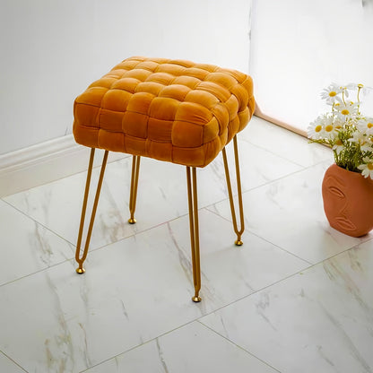 הדום/שרפרף ארוג בסגנון מודרני — רגלי מתכת מוזהבות וריפוד קטיפתי