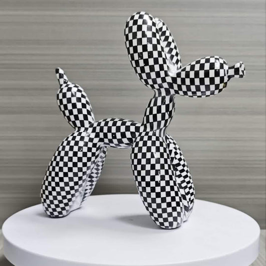 פסל “כלב בלונים” משובץ שחור-לבן — שובר שגרה למדף או לשולחן