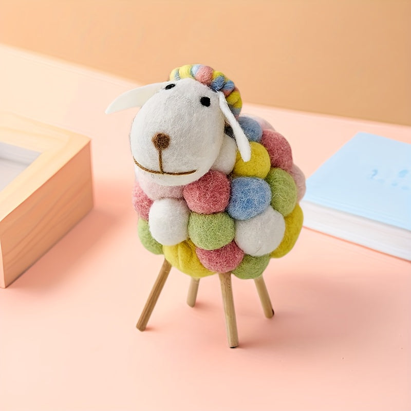 כבשה מצמר לבד עם רגלי עץ – קישוט קטן שמעלה חיוך גדול