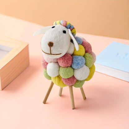 כבשה מצמר לבד עם רגלי עץ – קישוט קטן שמעלה חיוך גדול