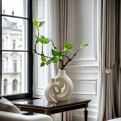 אגרטל קרמי אבסטרקטי – מינימליזם חם שמרכך את החלל