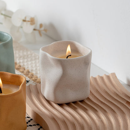 מחזיק נר קרמי בעיצוב גאומטרי – טאץ' חמים ומינימליסטי לכל פינה