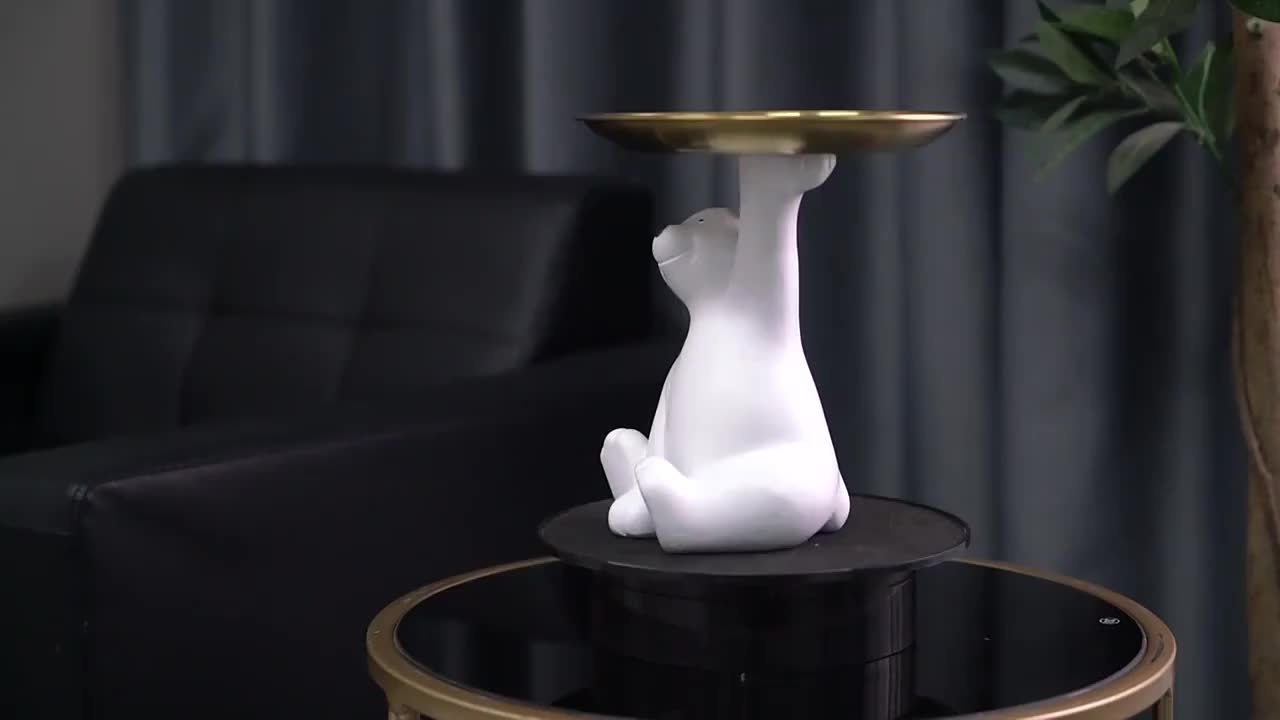 דוב קוטב עם מגש — מגשון דקורטיבי קליל לבית