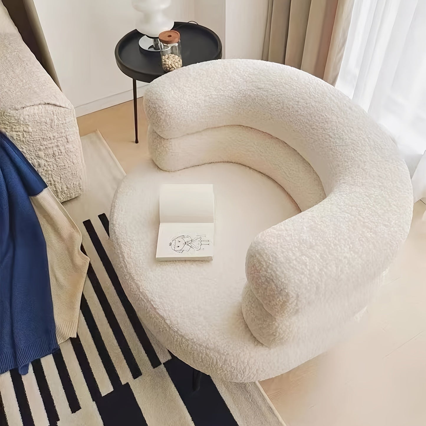 כורסא מעוגלת מפלוש — מושלמת לפינת איפור, סלון או מרפסת