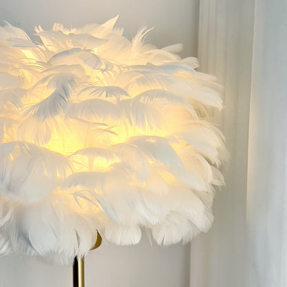 מנורת נוצות מוזהבת — האור הרומנטי של חדר השינה