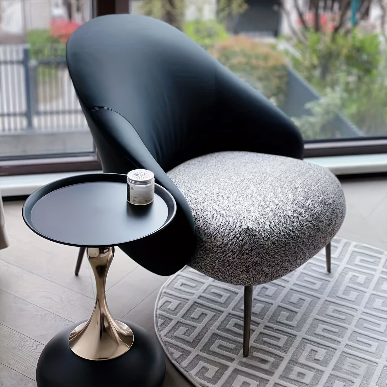 שולחן צד “טיפה” – מתכת עם גימור זהב שמאיר את הסלון