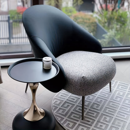 שולחן צד “טיפה” – מתכת עם גימור זהב שמאיר את הסלון