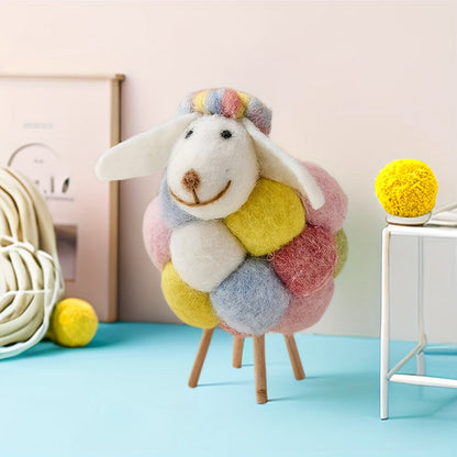 כבשה מצמר לבד עם רגלי עץ – קישוט קטן שמעלה חיוך גדול