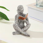 פסלון “קוראת שקועה” — נגיעה של תרבות במדף