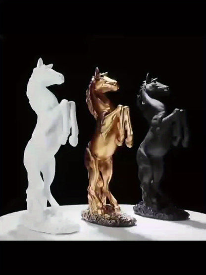 פסל סוס עומד – נגיעה של עוצמה על המדף