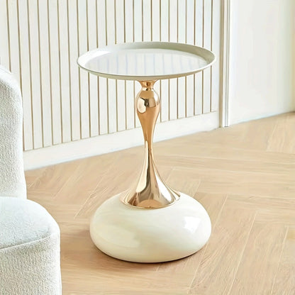 שולחן צד “טיפה” – מתכת עם גימור זהב שמאיר את הסלון