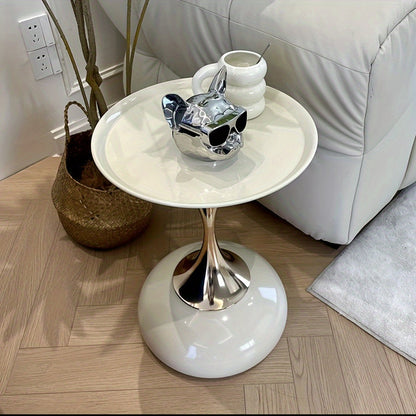 שולחן צד “טיפה” – מתכת עם גימור זהב שמאיר את הסלון