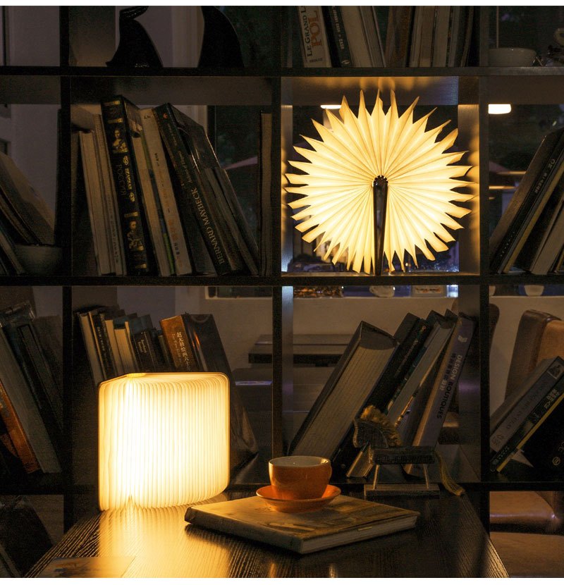 מנורת “ספר” מעץ מתקפל — 3 גווני אור, נפתחת 0–360°