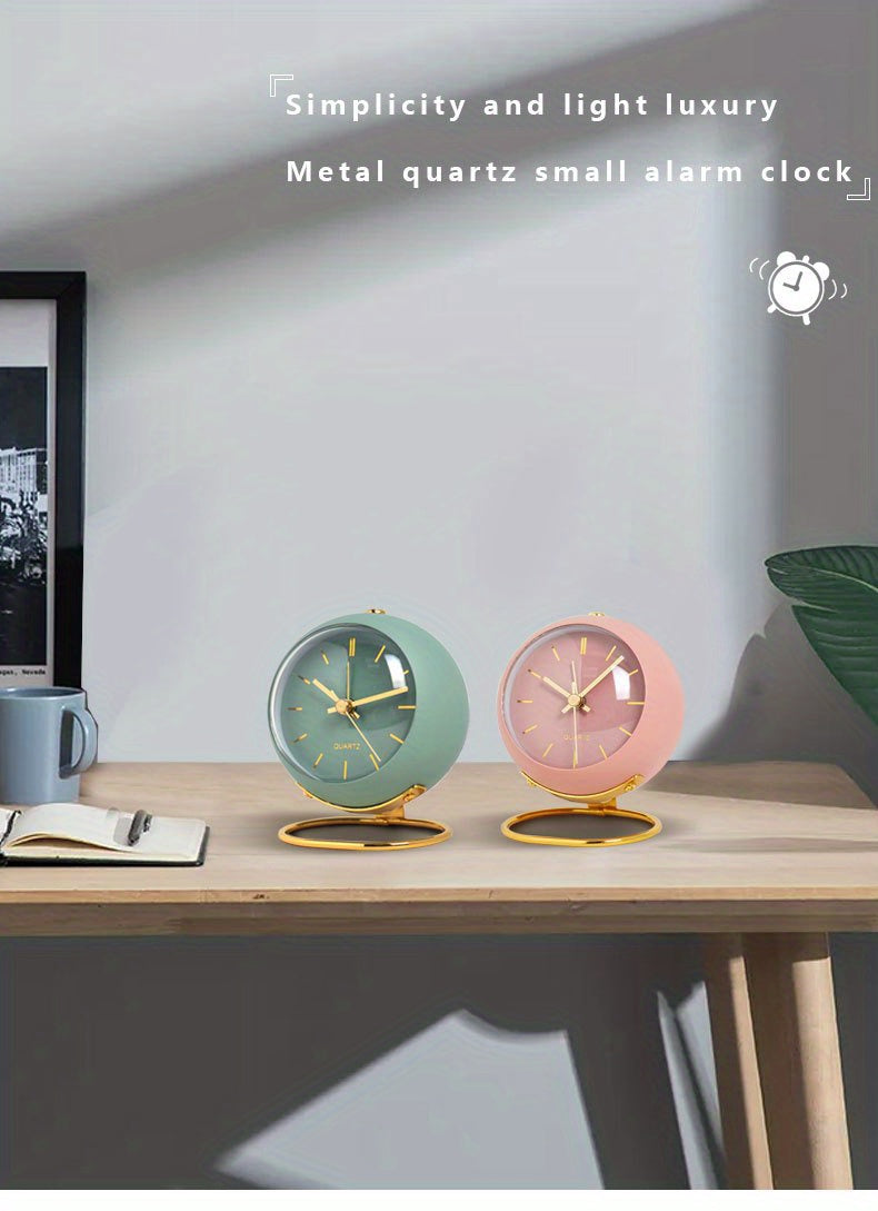 שעון שולחני נורדי שקט – מחוגים זוהרים ובסיס מתכת אלגנטי