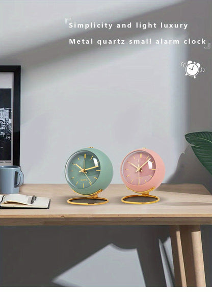 שעון שולחני נורדי שקט – מחוגים זוהרים ובסיס מתכת אלגנטי