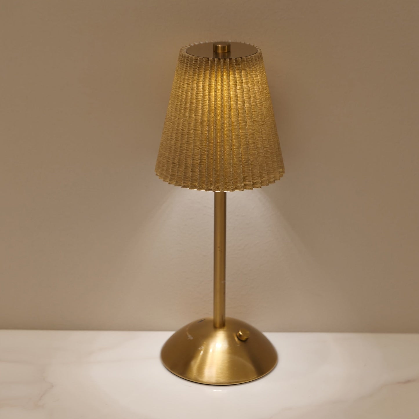 מנורת פליסה נורדית נטענת — נגיעה אחת וכל החדר רגוע